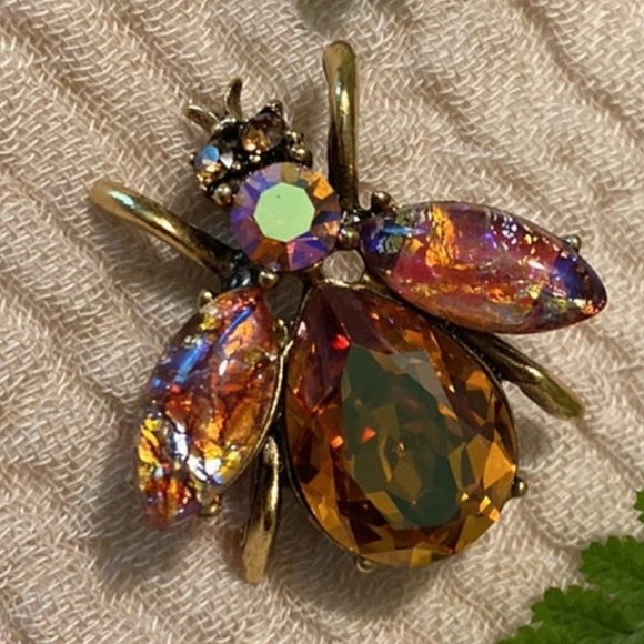 Sweet Romance Jewelry - Sweet Romance jeweled bee